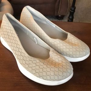 Skechers GOGA Max memory foam khaki shoes 8.5 GUC